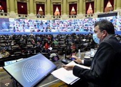 Massa en el recinto de la Cámara de Diputados