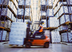 Operario manejando una carretilla elevadora en un depósito